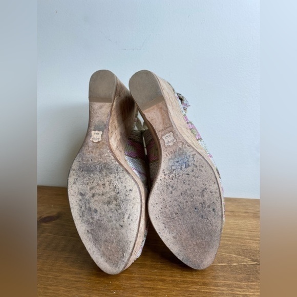 Stuart Weitzman Logoyork Jacquard Wedge Peep Toe Pump Pink Size 8. - Picture 6 of 9